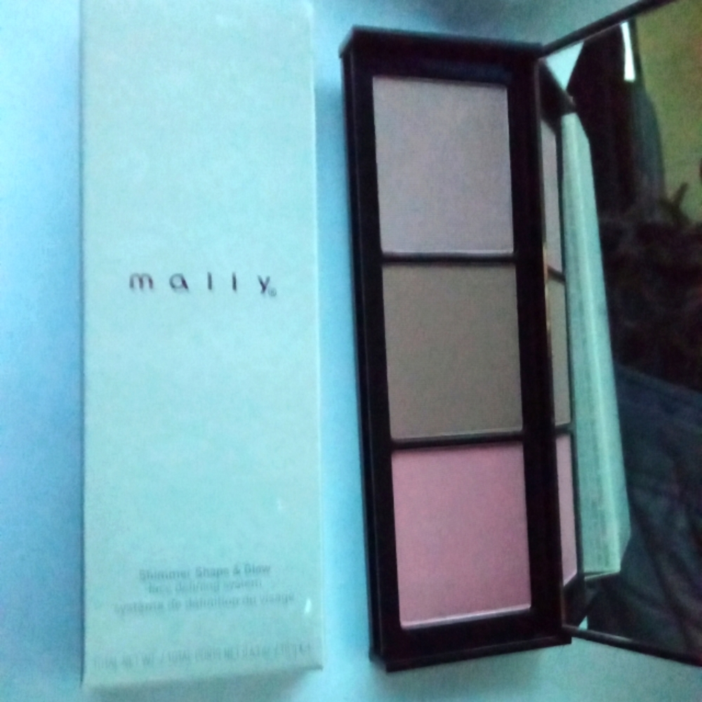 Mallys Shimmer Shape and Glow Compact blush eyeshadow